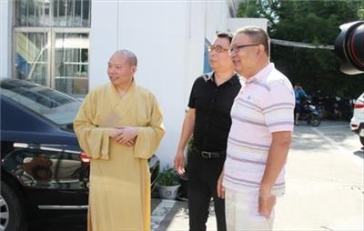 高温中送清凉 上海玉佛禅寺慰问交警及环卫工人