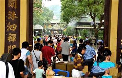 黄金周首日 广东南华禅寺迎来近万名游客