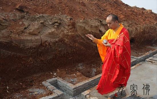 黄石目莲寺举行没有俗观音出家日暨天藏宝瓶安放法会
