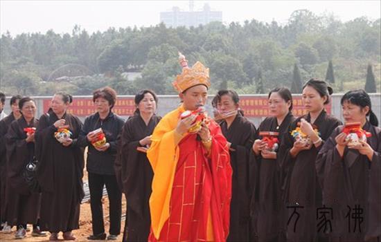 黄石目莲寺举行没有俗观音出家日暨天藏宝瓶安放法会