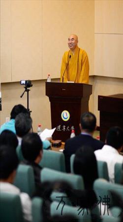 喷鼻港西圆寺宽运年夜和尚获颁辽宁年夜教jianzhi教授荣毁称呼