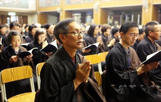 喷鼻港没有俗观宗寺、喷鼻海正觉莲社举行“纪念抗和胜利七十周年祷告和仄fahui”