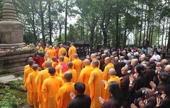黄梅五祖寺千人拜山活动功德圆谦
