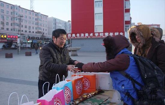 齐齐哈我妙法禅院义工腊八节一止访问慰问贫苦区