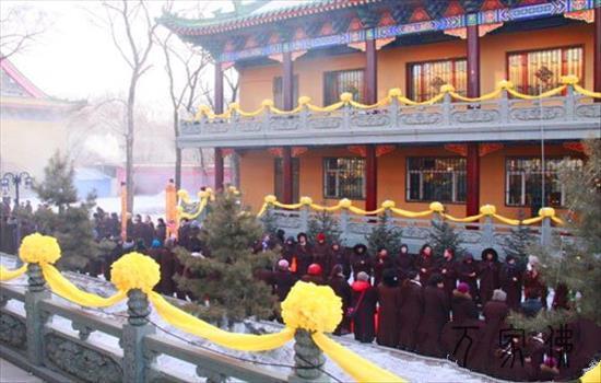 黑龙江年夜庆果城寺举行果成老法师法体移灵仪式
