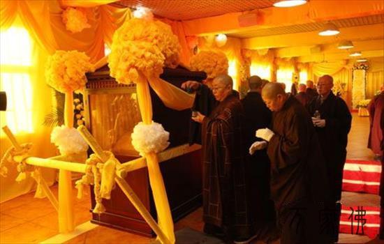 黑龙江年夜庆果城寺举行果成老法师法体移灵仪式