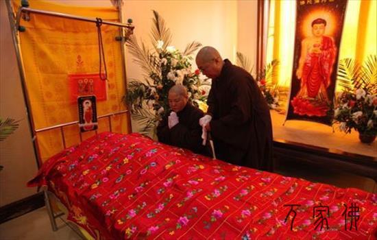 黑龙江年夜庆果城寺举行果成老法师法体移灵仪式