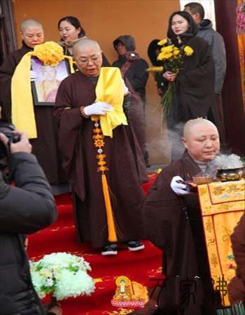 黑龙江年夜庆果城寺举行果成老法师法体移灵仪式
