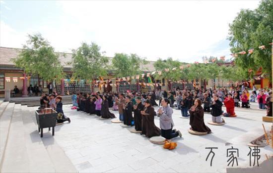 黑龙江哈我滨龙散宝寺举行法界圣凡是火陆普度年夜斋胜会