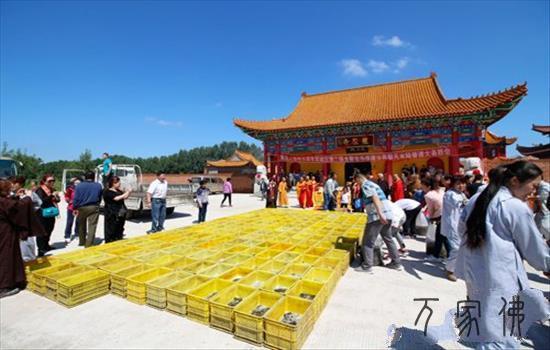 黑龙江哈我滨龙散宝寺举行法界圣凡是火陆普度年夜斋胜会