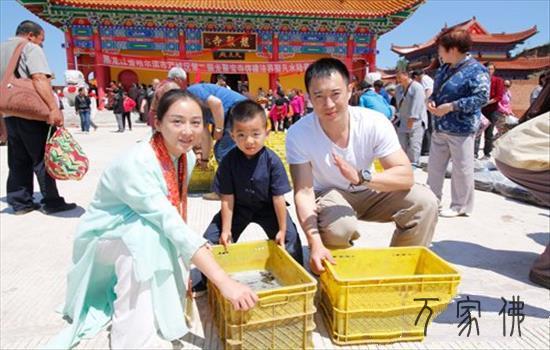 黑龙江哈我滨龙散宝寺举行法界圣凡是火陆普度年夜斋胜会