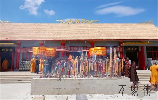 黑龙江哈我滨龙散宝寺举行法界圣凡是火陆普度年夜斋胜会