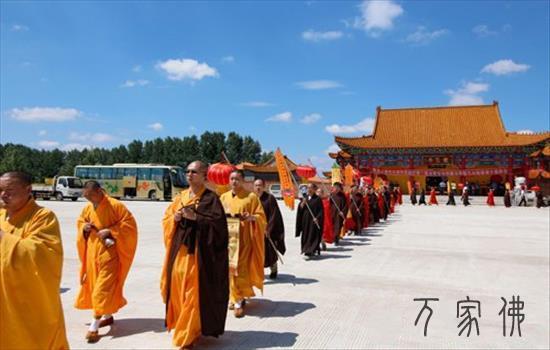 黑龙江哈我滨龙散宝寺举行法界圣凡是火陆普度年夜斋胜会