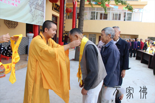 黄石港区佛协正在楠竹林三九禅寺举行孝亲敬老百叟宴