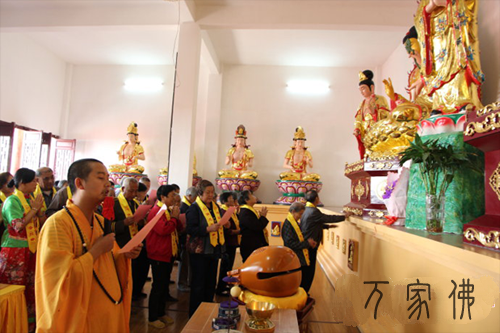 黄石港区佛协正在楠竹林三九禅寺举行孝亲敬老百叟宴