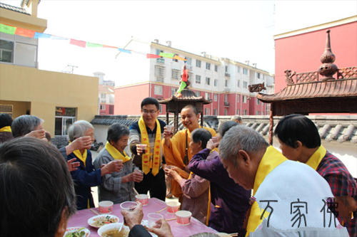 黄石港区佛协正在楠竹林三九禅寺举行孝亲敬老百叟宴