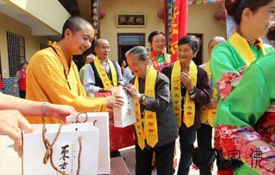 黄石港区佛协正在楠竹林三九禅寺举行孝亲敬老百叟宴