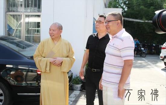 下温中收浑凉 上海玉佛禅寺慰问交警及环卫工人
