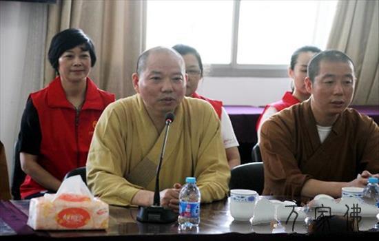 下温中收浑凉 上海玉佛禅寺慰问交警及环卫工人