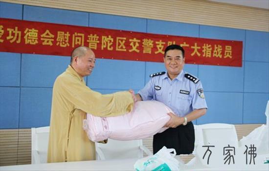 下温中收浑凉 上海玉佛禅寺慰问交警及环卫工人