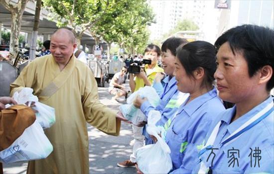 下温中收浑凉 上海玉佛禅寺慰问交警及环卫工人