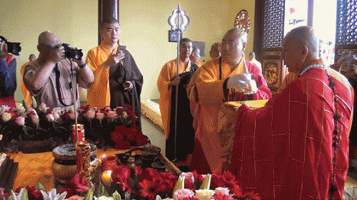 鹰潭月岩禅寺迎请佛陀真骨舍利 四众dizi悲喜瞻仰