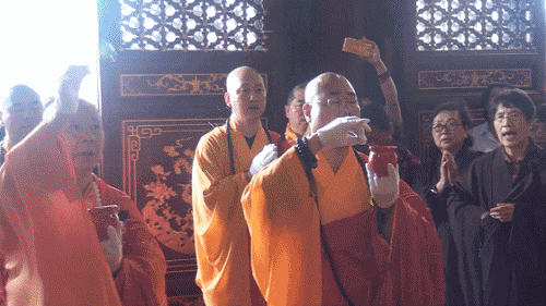 鹰潭月岩禅寺迎请佛陀真骨舍利 四众dizi悲喜瞻仰