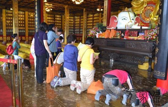 喷鼻港福慧粗舍常慈法师一行朝礼峨嵋山报国寺