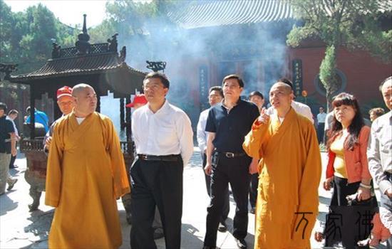 黑龙江省委指面一行来到白马寺参没有俗观调研