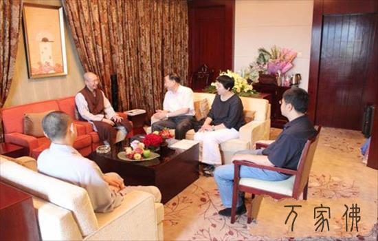 喷鼻港著名教者定弘法师一行赴扬州鉴真教院访问交换 能建法师招待