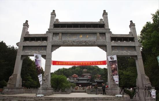 著名歌星陈星一行参礼安徽天柱山三祖禅寺